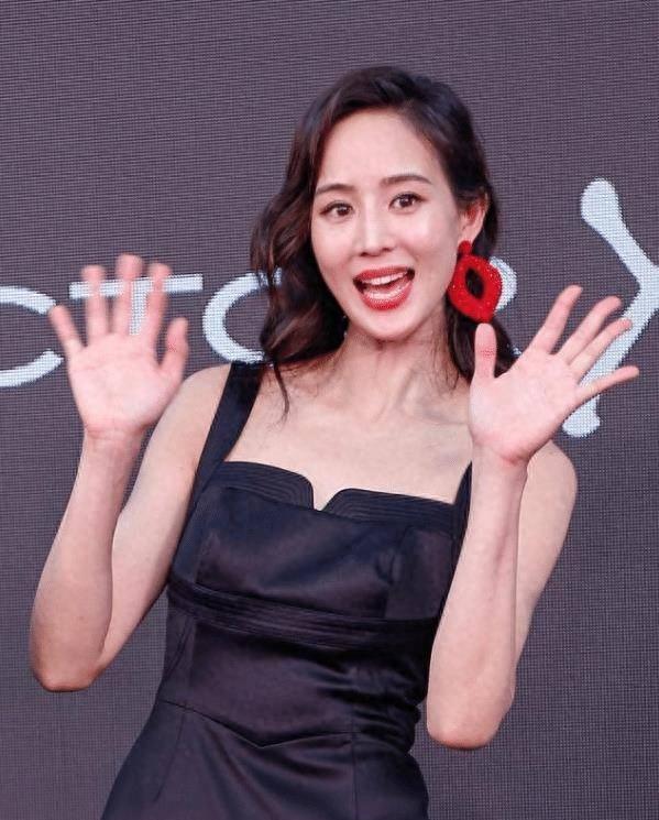 “小丑手”太减分了，这8位女星个个貌美如花，却被手拖后腿