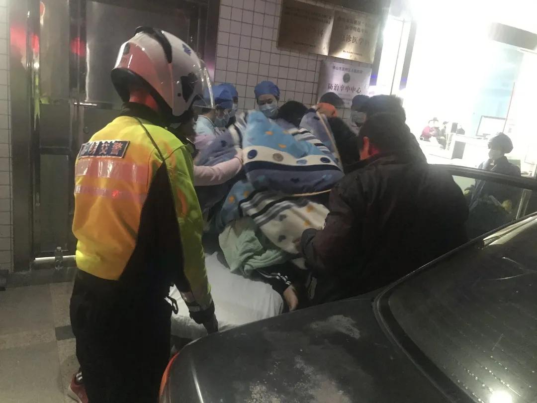 女子突发疾病倒地晕厥,女子洗澡晕倒差点溺水