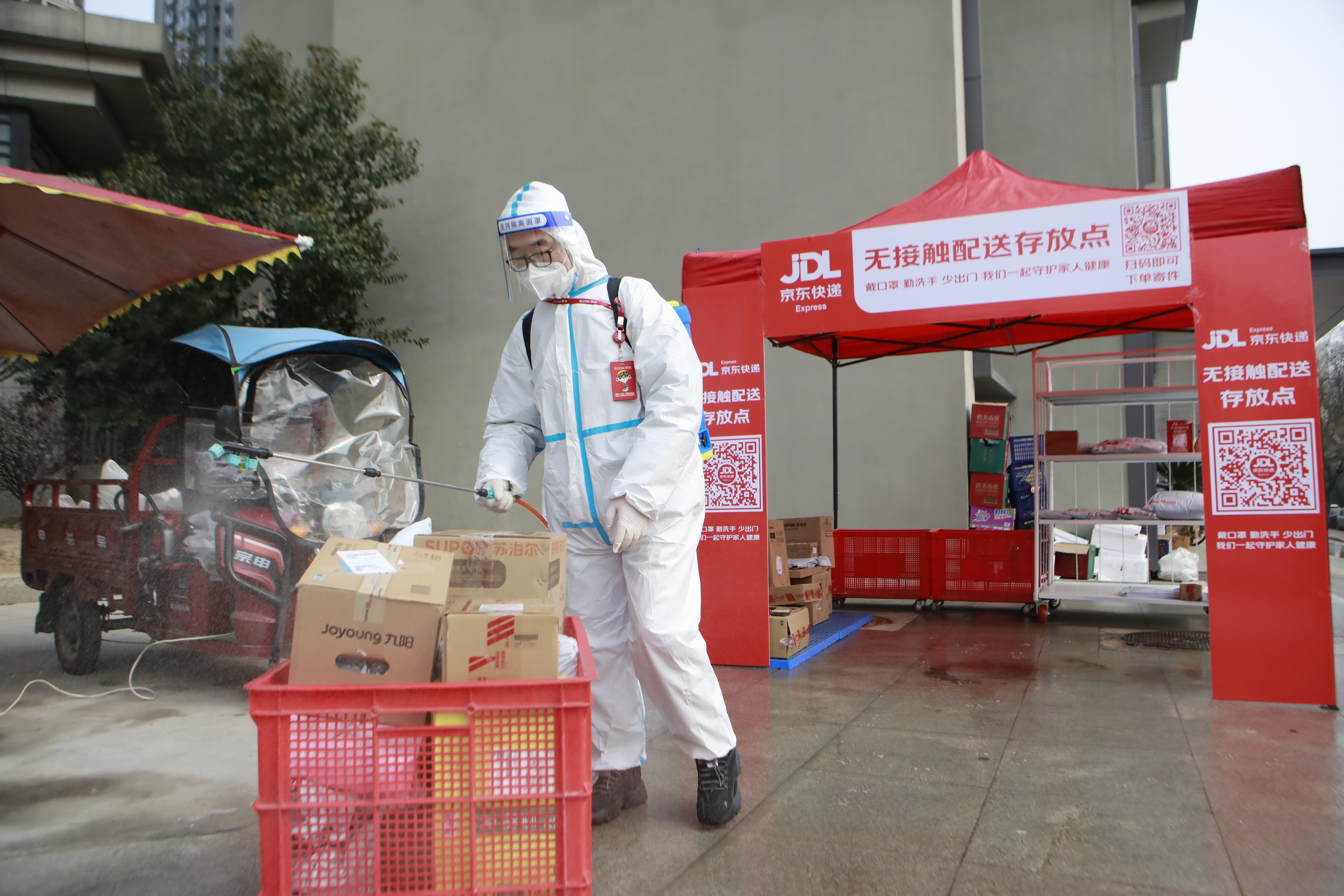 西安有序推动“重启”京东小哥化身“大白”无接触配送