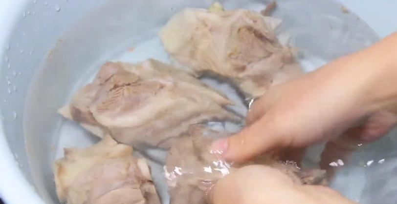 烧骨头汤放什么调料去肉味,骨头汤避油妙招