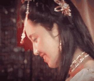 原形毕露！烤瓷牙“抢镜”忒显老，大概早已忘了“美人三分龅”