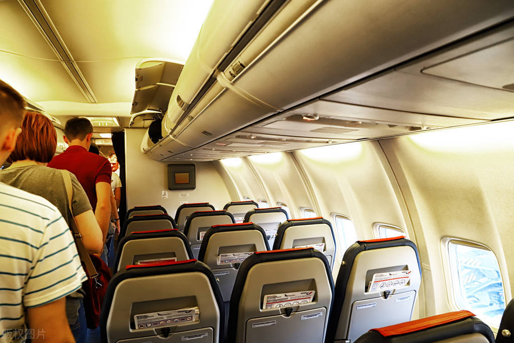 航班延误乘客被关机舱6小时,航空公司处理航班延误让人暖心