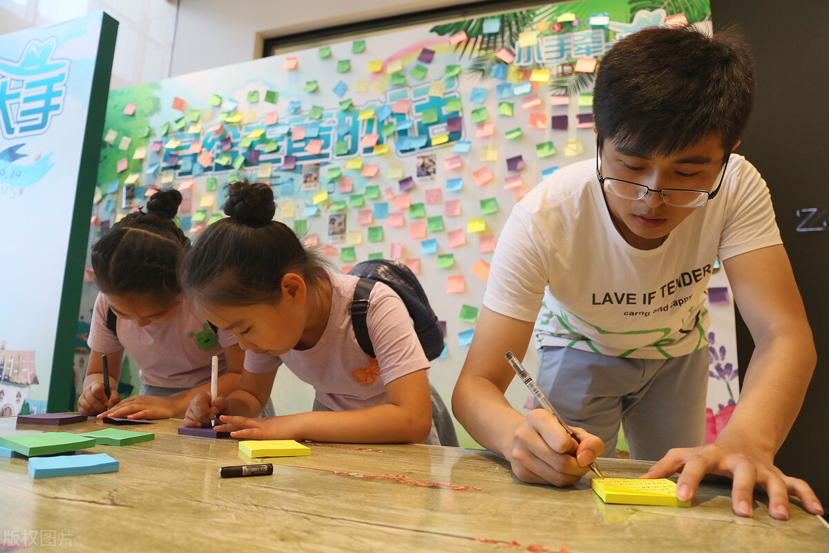 老师评价优秀家长的育儿方法分享,育儿家长如何引导与陪伴孩子锻炼