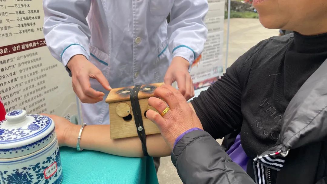 骑士医院白衣天使“化身”雷锋深入社区送健康