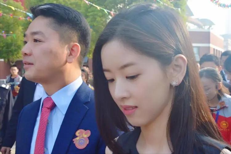 章泽天挺孕肚与刘强东逛超市,刘强东章泽天生二胎了吗