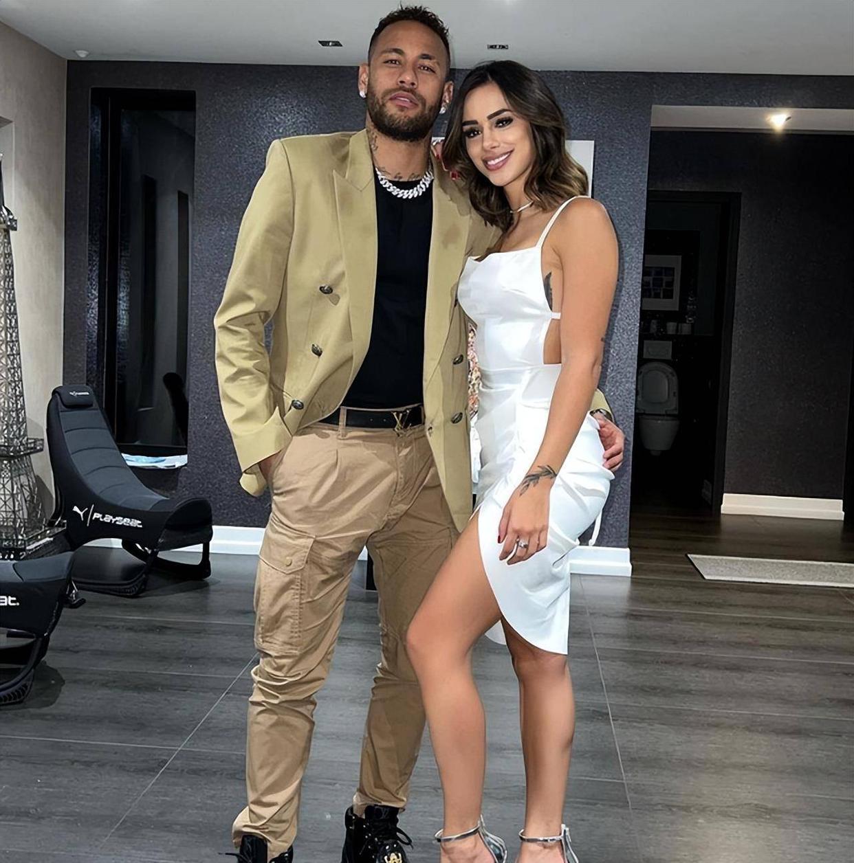 内马尔和女友时尚写真,内马尔与女友孕照