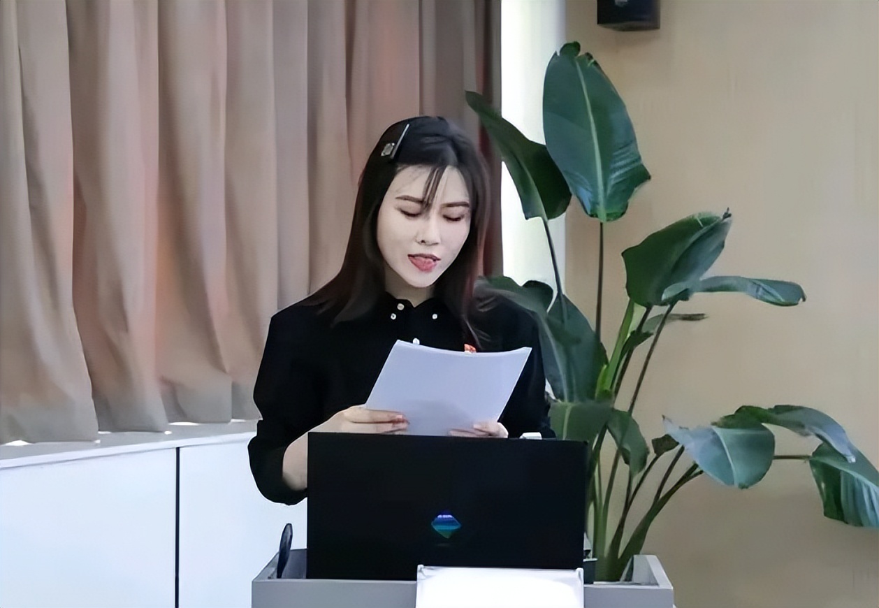 高颜值副校长王提走红，长相美艳大气身材好，学历更是羡煞旁人