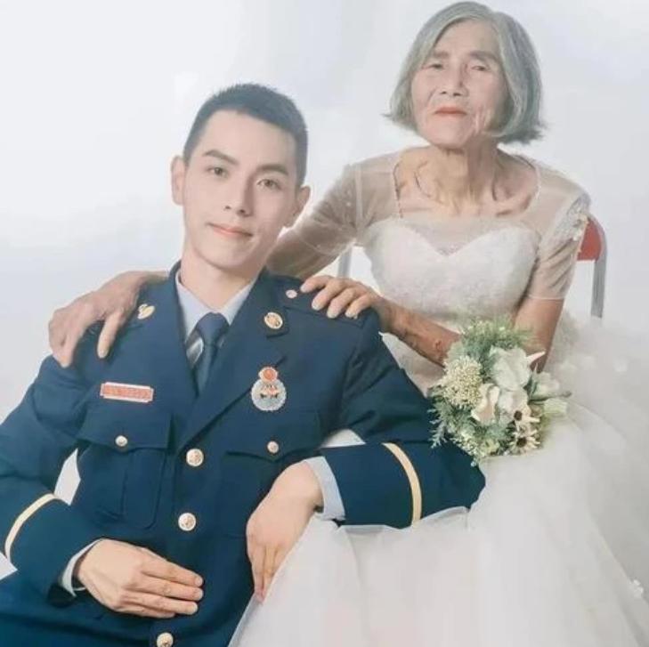 24岁小伙与85岁老人拍婚纱照,24岁小伙和85岁外婆的婚纱照