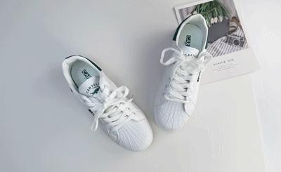 敢和耐克阿迪叫嚣？这双新加坡小白鞋火了？