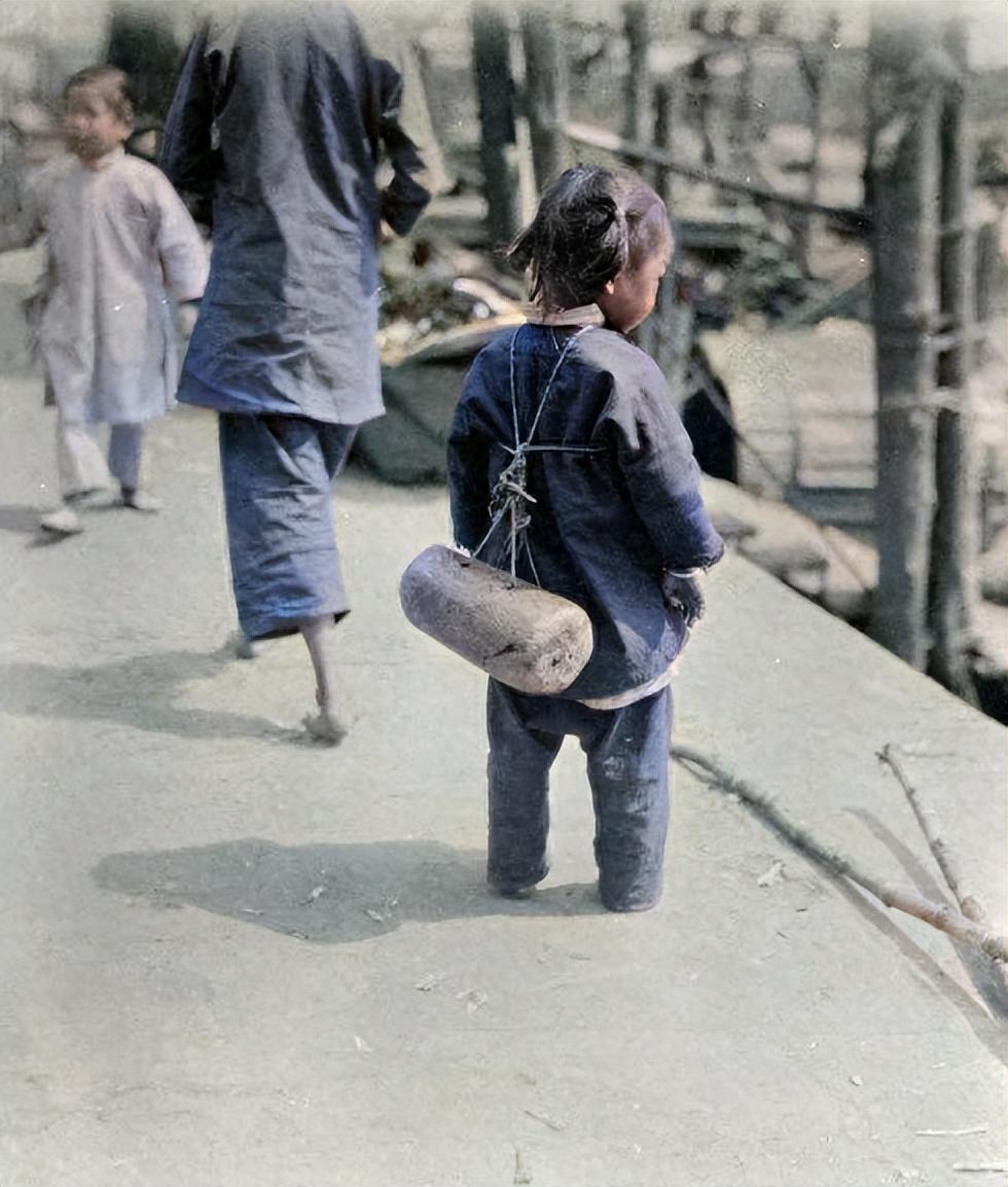 高清老照片：旗人格格大腿岔开豪放洗衣，地主三妻四妾不输女明星