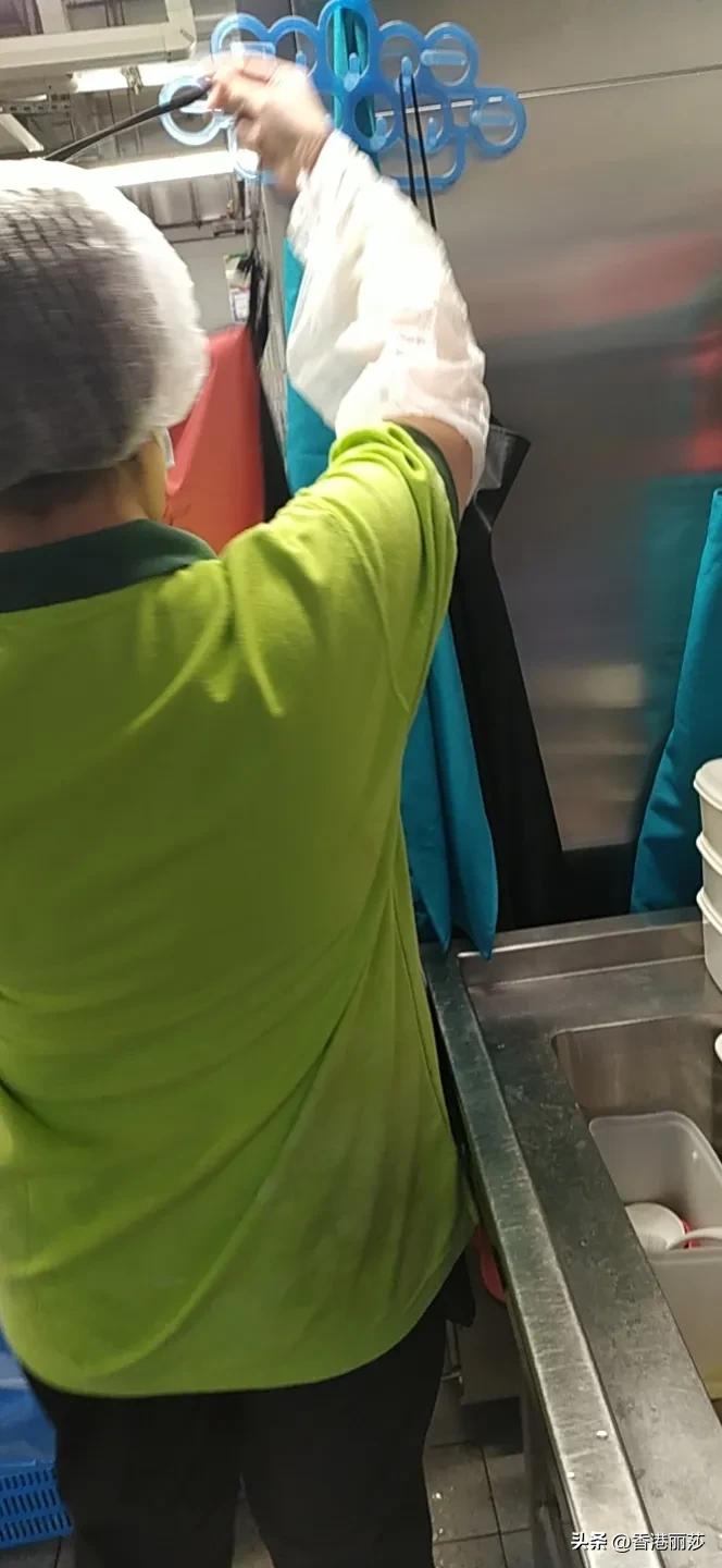 57岁大姐香港洗碗工月入过万，身体不适不敢请假，心里酸楚话谁知