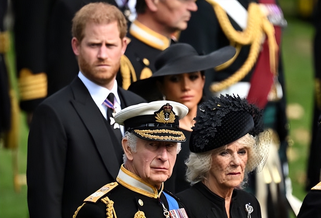 英国王室向西班牙王后行屈膝礼,英国王室的屈膝礼