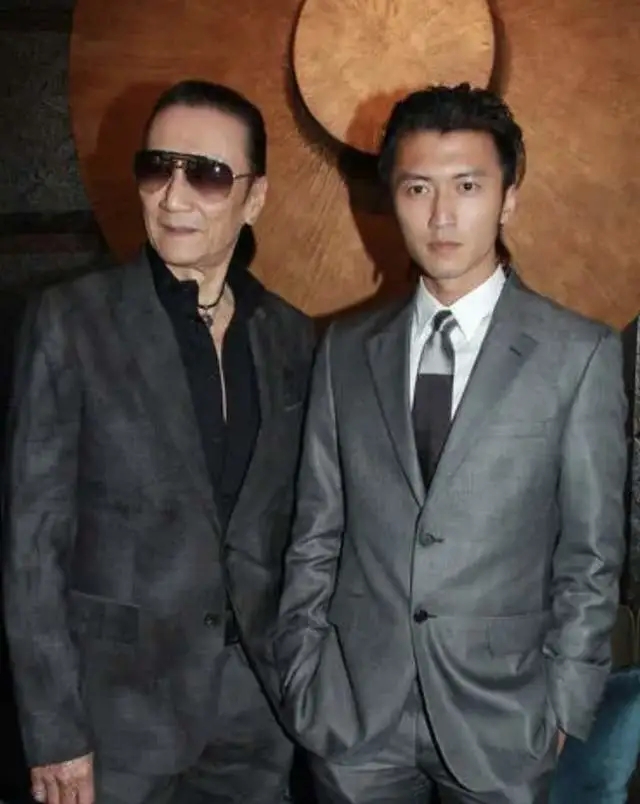 84岁谢贤罕有戴墨镜露出真容,85岁谢贤步履蹒跚