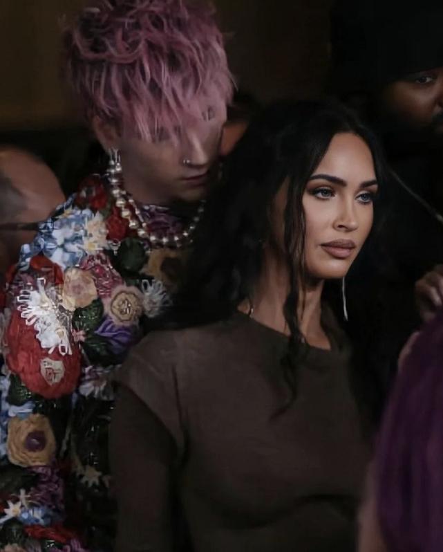 梅根年轻时穿搭,梅根穿耀眼拖地红裙