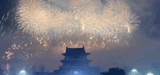 一场烟花登顶热搜！满城美食火成顶流，这座夏日小城太宝藏了！