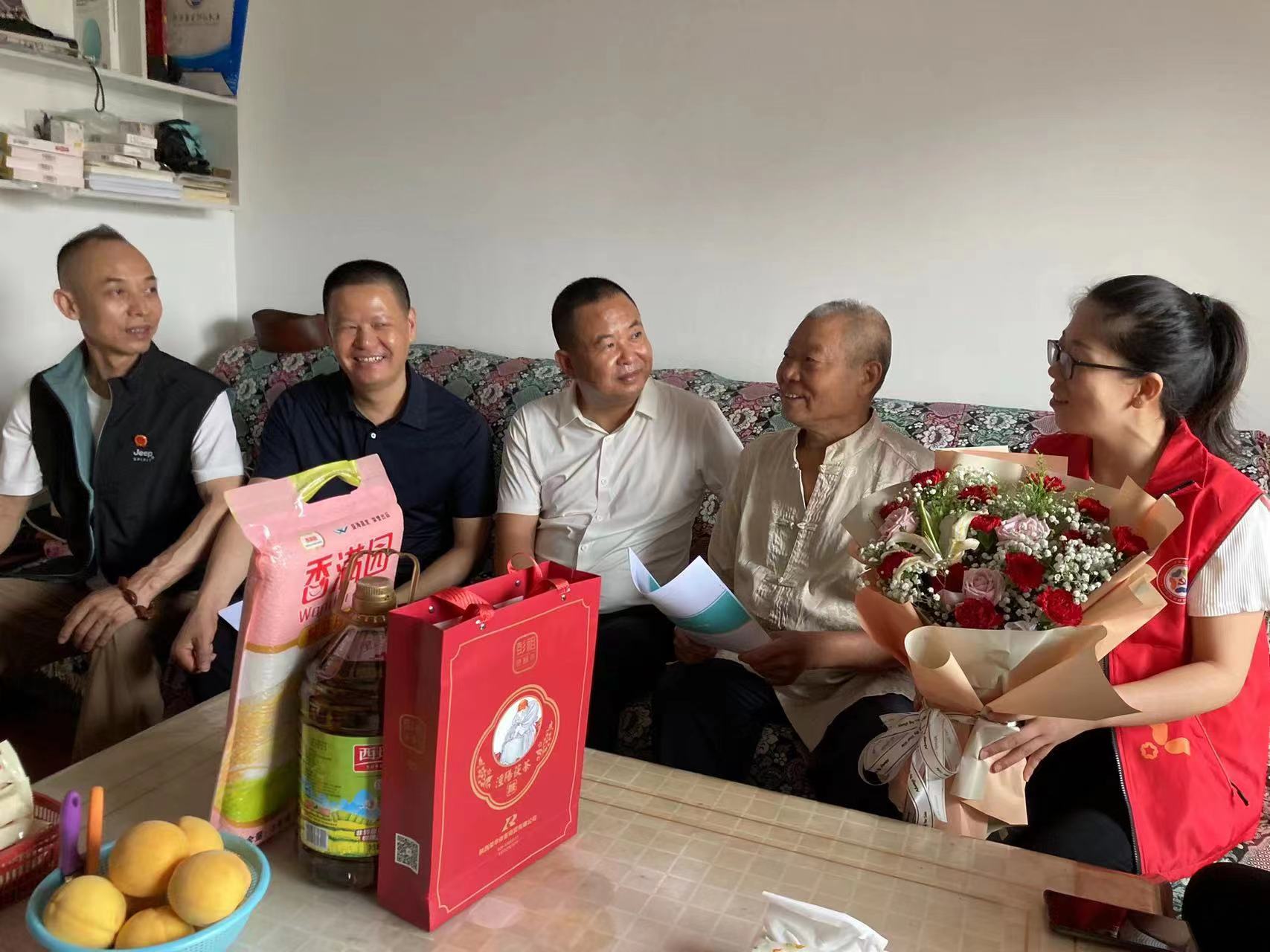 志愿者协会迎八一爱心之旅,渭城区政协委员志愿者服务队