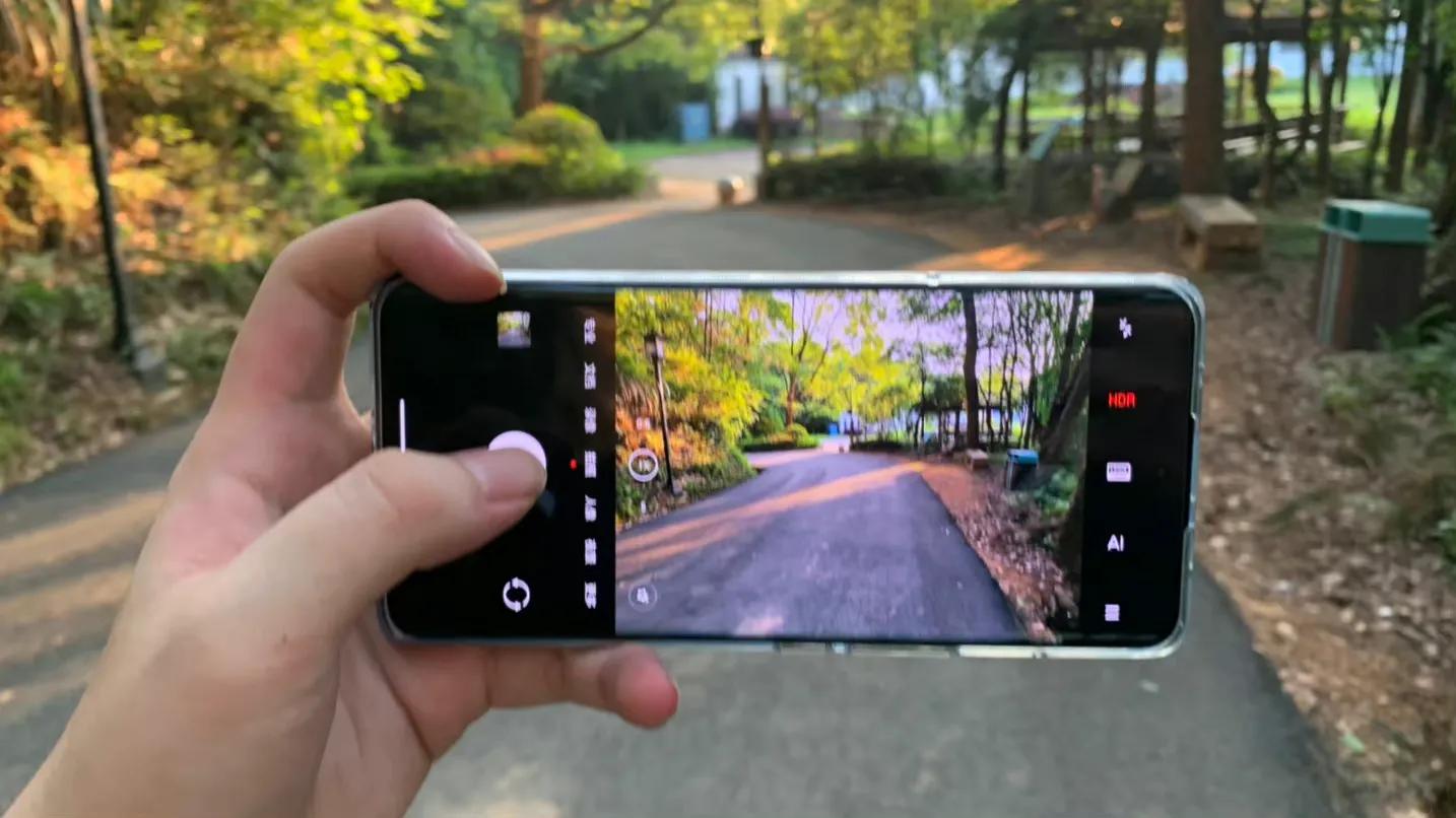 买手机官方实体店好还是网上好,买手机实体店买还是网上买靠谱