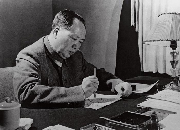 1976年毛主席遗体告别式现场，李敏觉得不对劲：张仙朋怎么没来？