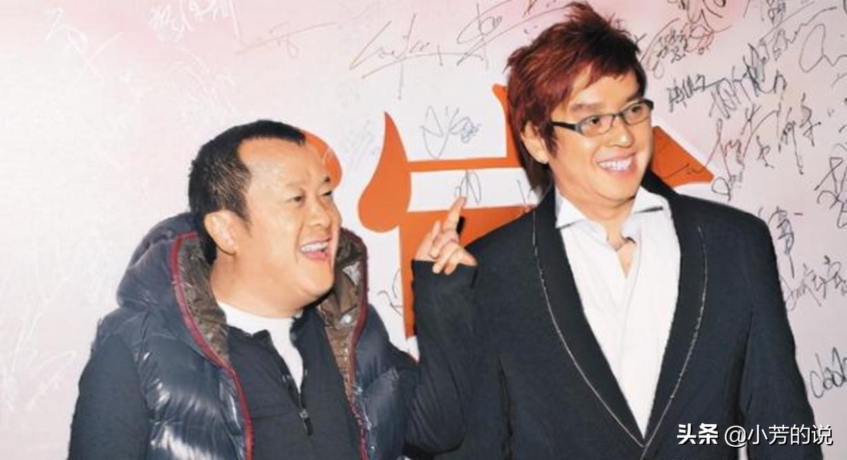 和女儿曾宝仪视频习惯性脱衣服，上厕所一丝不挂戒指都要摘掉