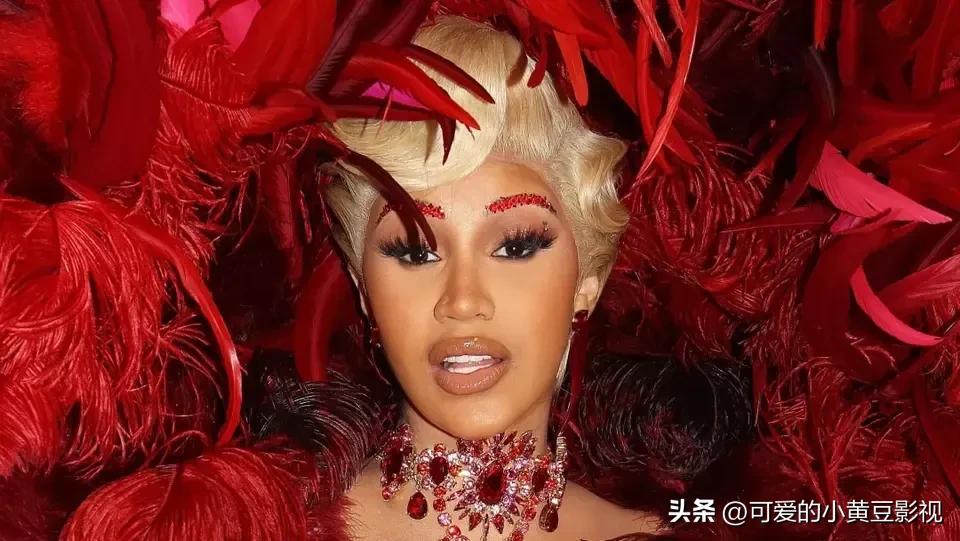 脱鞋打架的彪悍女，却因为登上中国新闻欢欣不已，卡姐还真的可爱