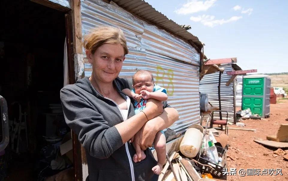 南非“黑白”地位大翻转，黑人翻身做主人，40万白人住贫民窟