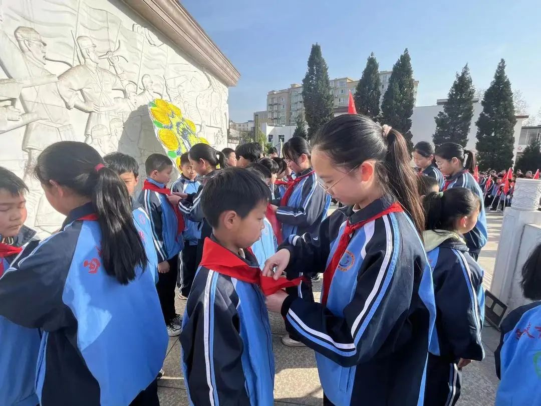 惠文育才学校清明祭扫,清明寄哀思缅怀先烈传承红色基因