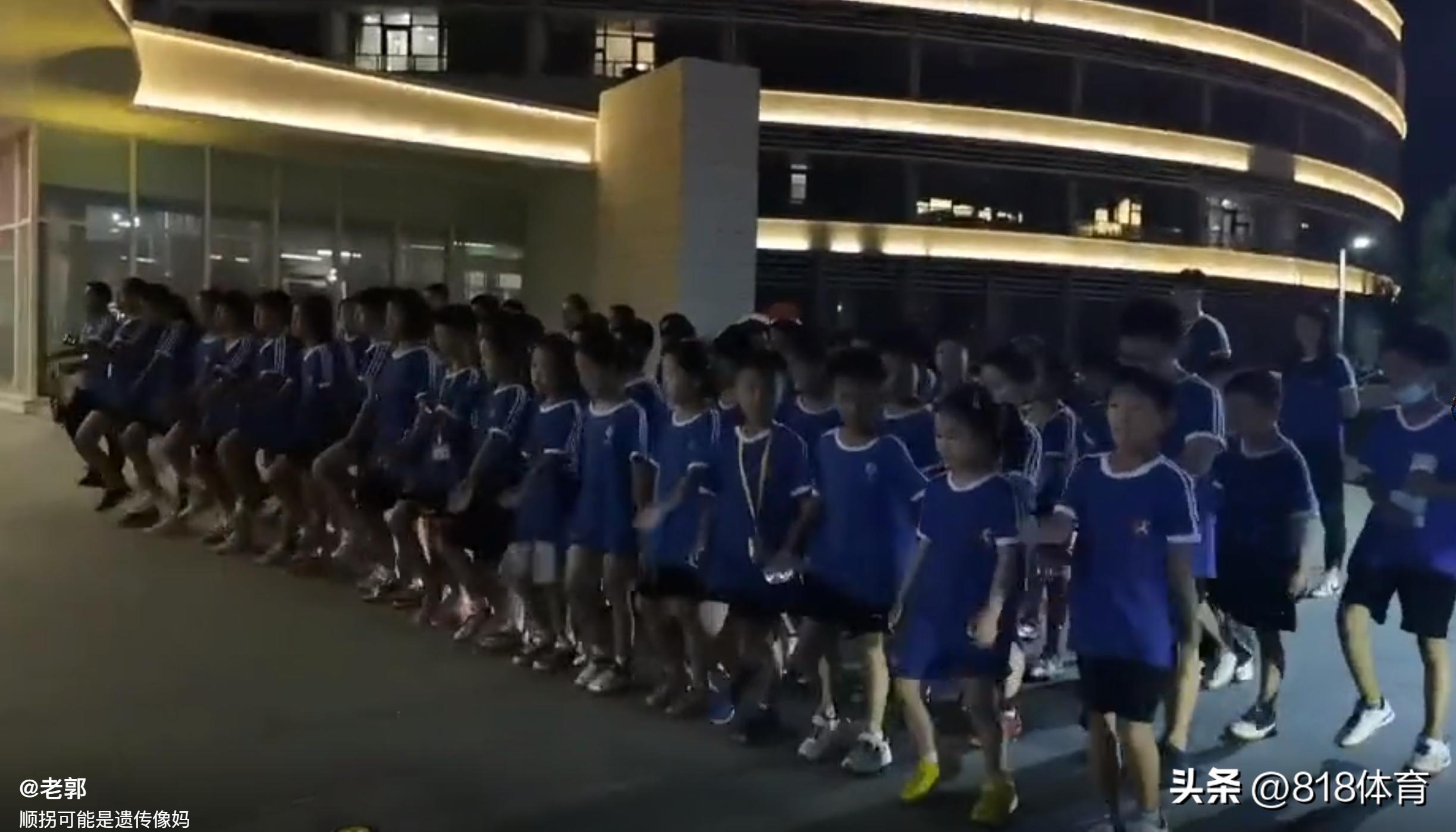 笑喷!王楠巨富老公晒女儿笑笑军训同手同脚:顺拐可能是遗传,像妈!