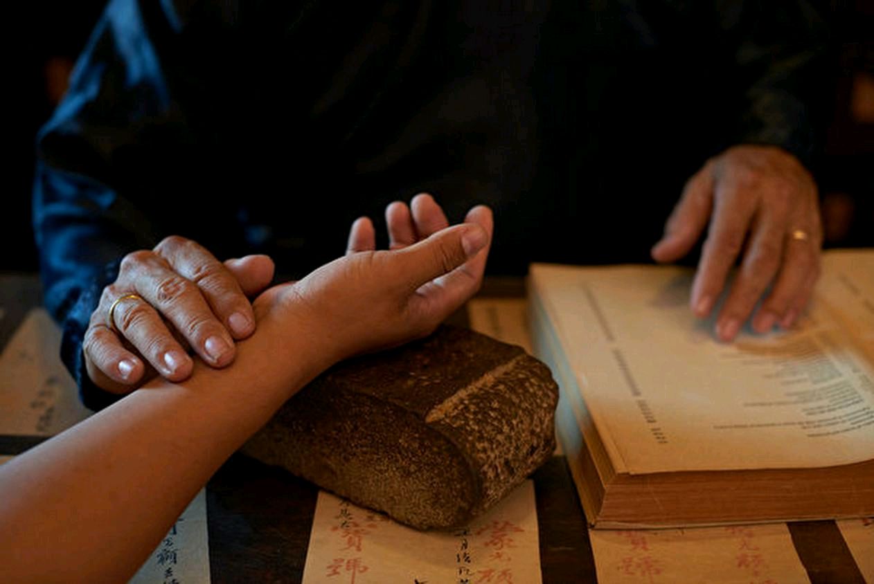 著名医学博士张绪通，清代御医之后，深研道学养生，扬名于天下