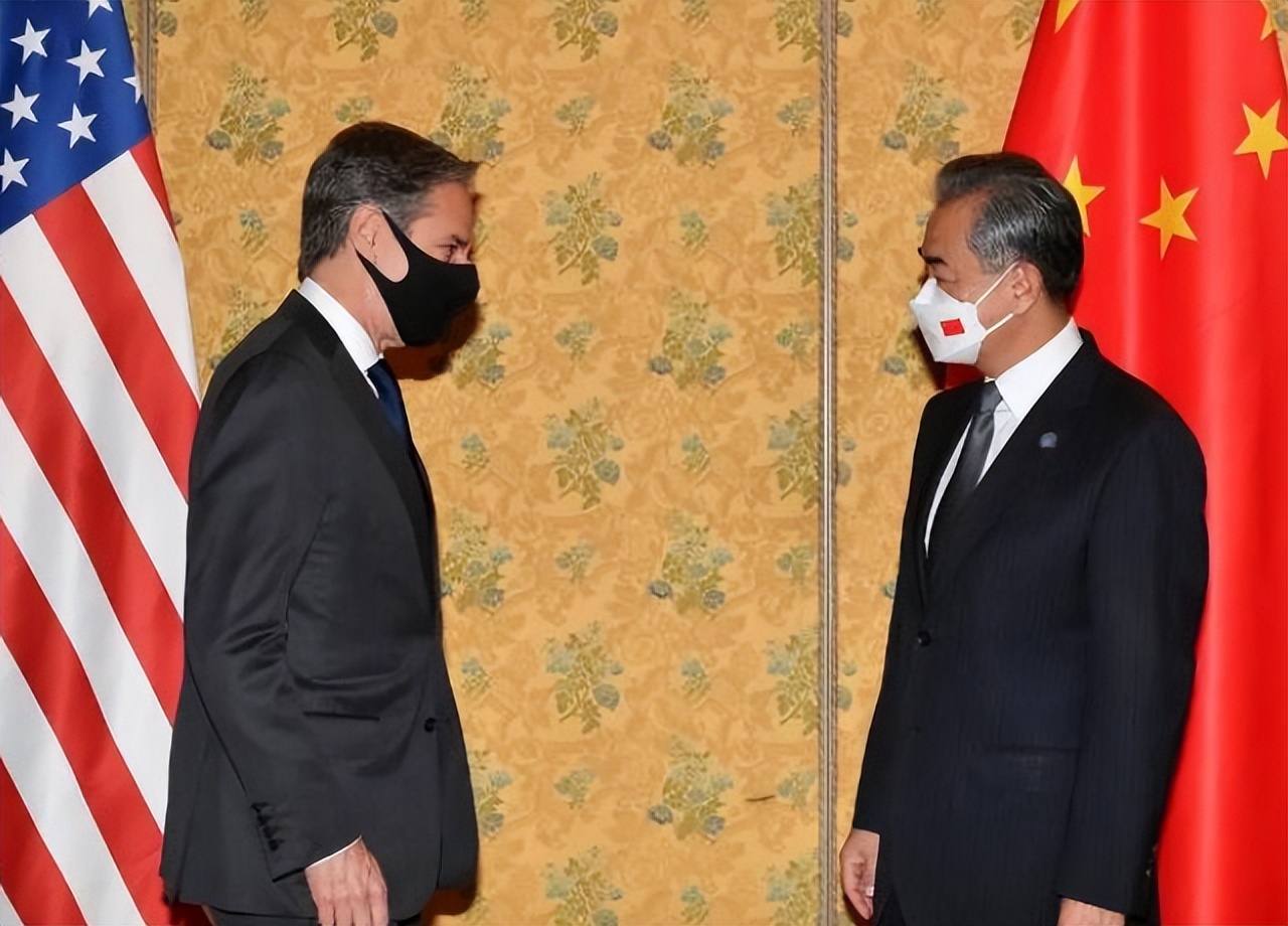 6月3日消息：美军机抵近山东舰，歼16没给歼15机会，与美机拼*刀刺**