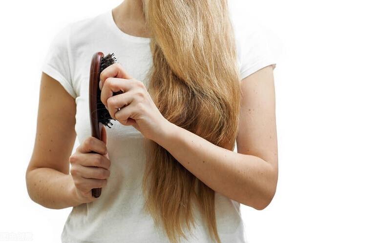 夏天脱发严重怎么回事,夏天太容易脱发了