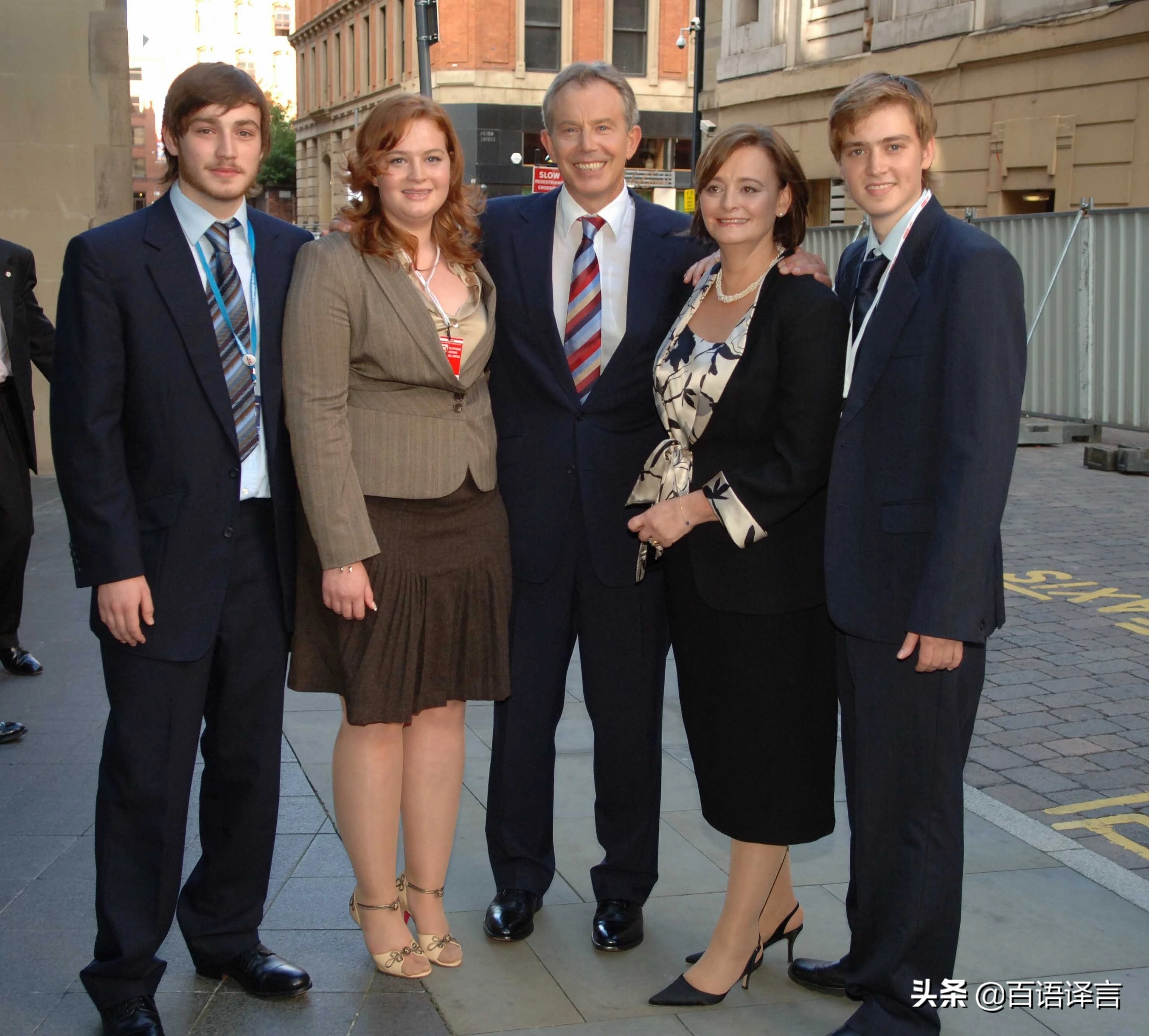 布莱尔一家六口罕见同框！180斤女儿全程光脚，长子是亿万富翁