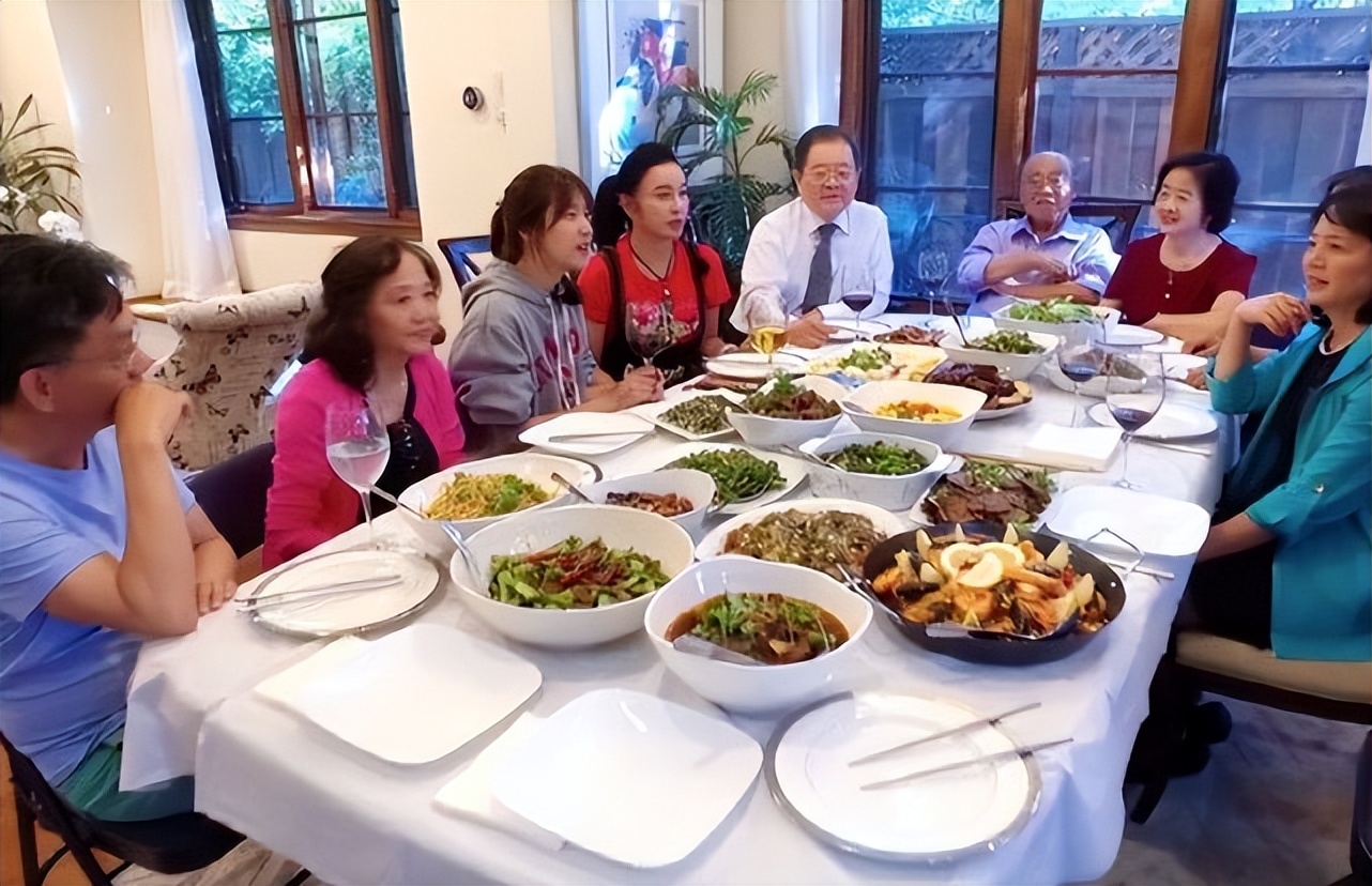 刘晓庆白衫牛仔短裤,刘晓庆穿黑色吊带衫