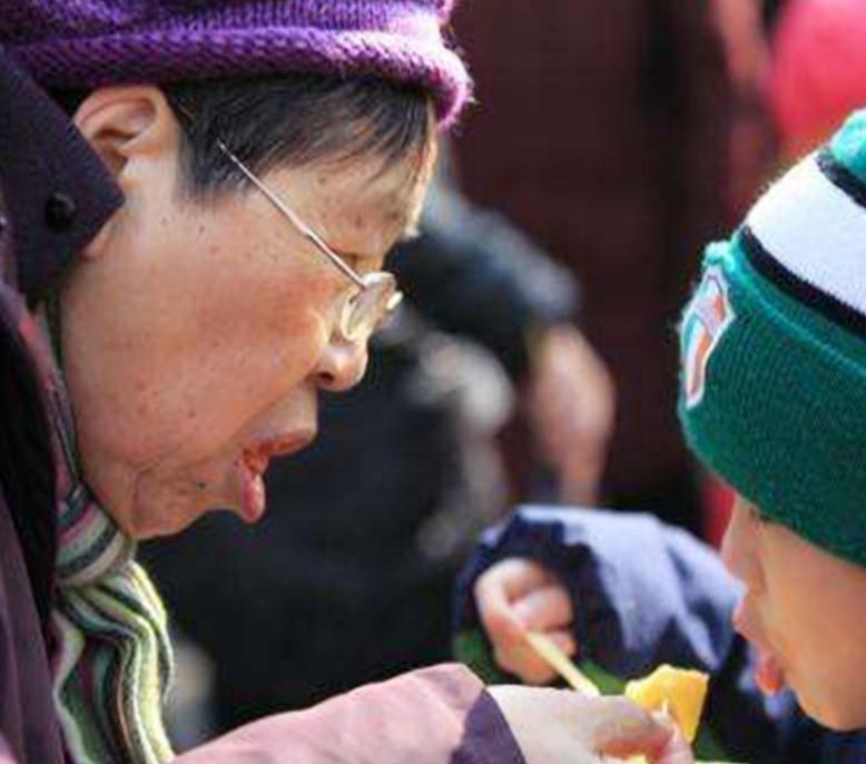 女大学生抱怨父母偷喝矿泉水,女大学生买了一箱矿泉水