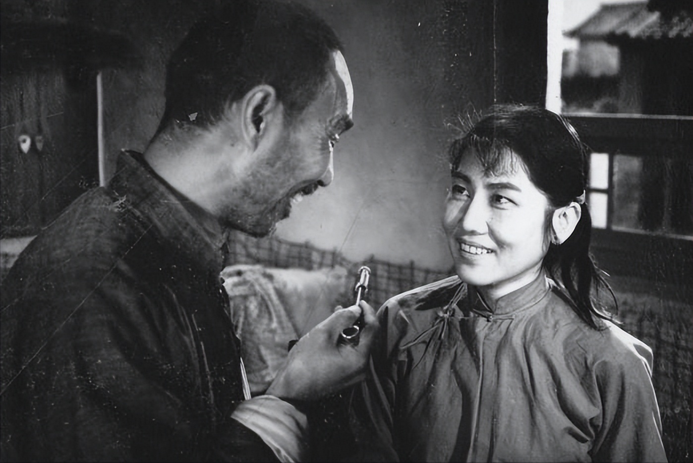 “十七年”电影中，田野、工厂与*会集**，是呈现幸福生活的主要地点