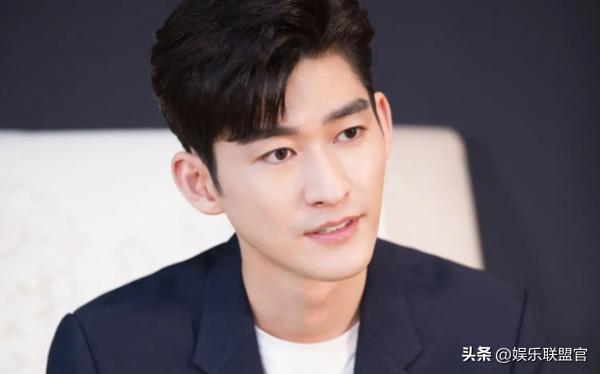 撩汉、乱认爸、男男接吻，这6位明星是没分寸感，还是“耍流氓”