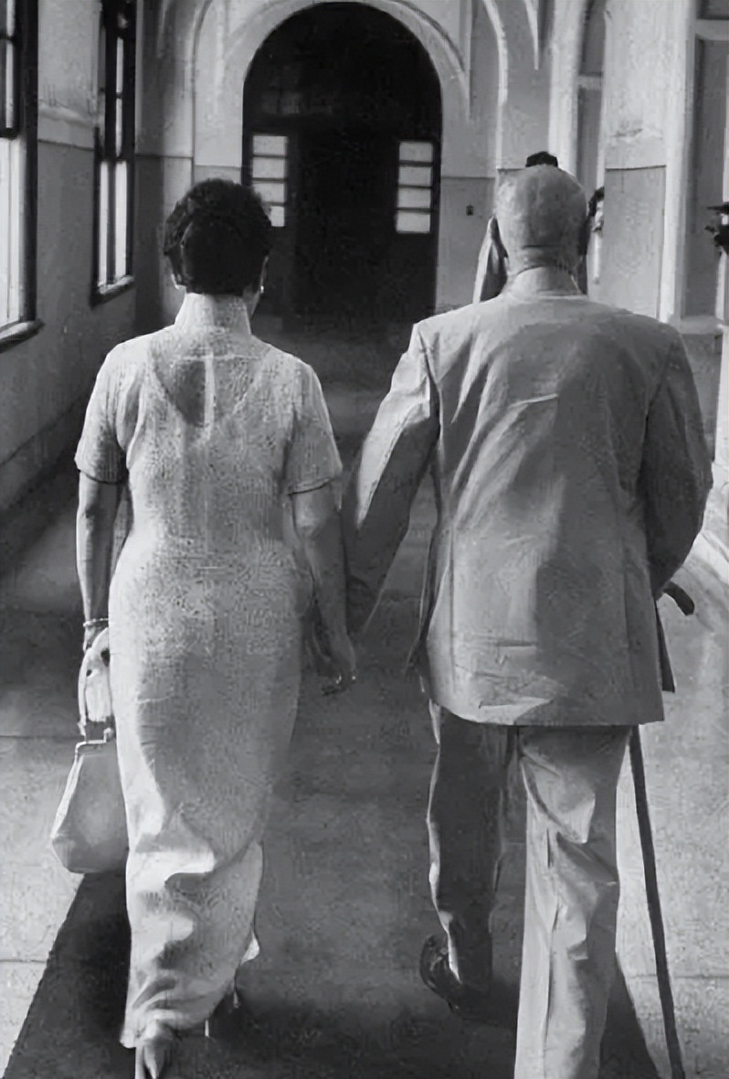 那些赞扬宋美龄的人都是谁？中国第一夫人的称号她配吗？