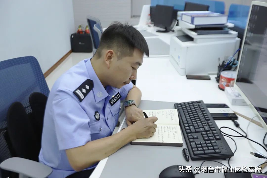 这个“铲球”动作真帅！民警街头抓小偷，18秒视频刷爆朋友圈