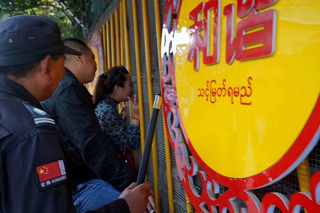 中缅边境铁丝网下交易，中国人大多是瑞丽人，缅甸货价格低廉