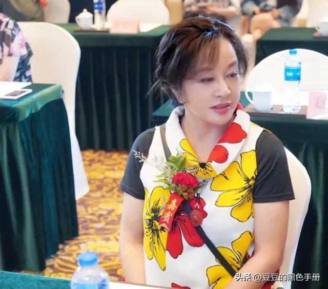 人到中年仍然风韵犹存的两位女星,人老珠黄的18位女星