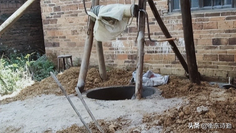 农村挖水井如果你不是内行，那可要注意打井师傅给你留的坑哟