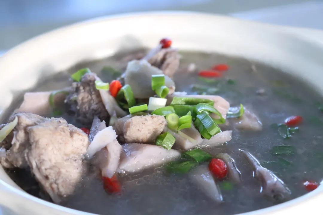 鑸屽皷涓婄殑浜戣吹宸濇笣,鑸屽皷涓婄殑闆勯拱