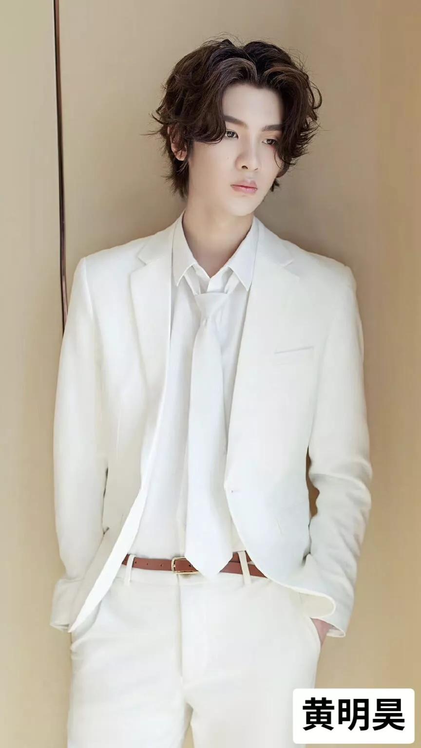 男明星穿白衬衫西装,男明星穿西装谁最好看