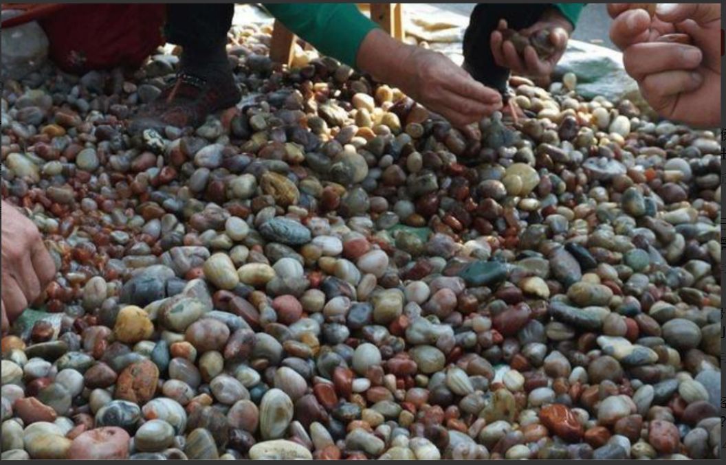 内蒙古五彩石现状,内蒙古湖泊干涸现五彩石