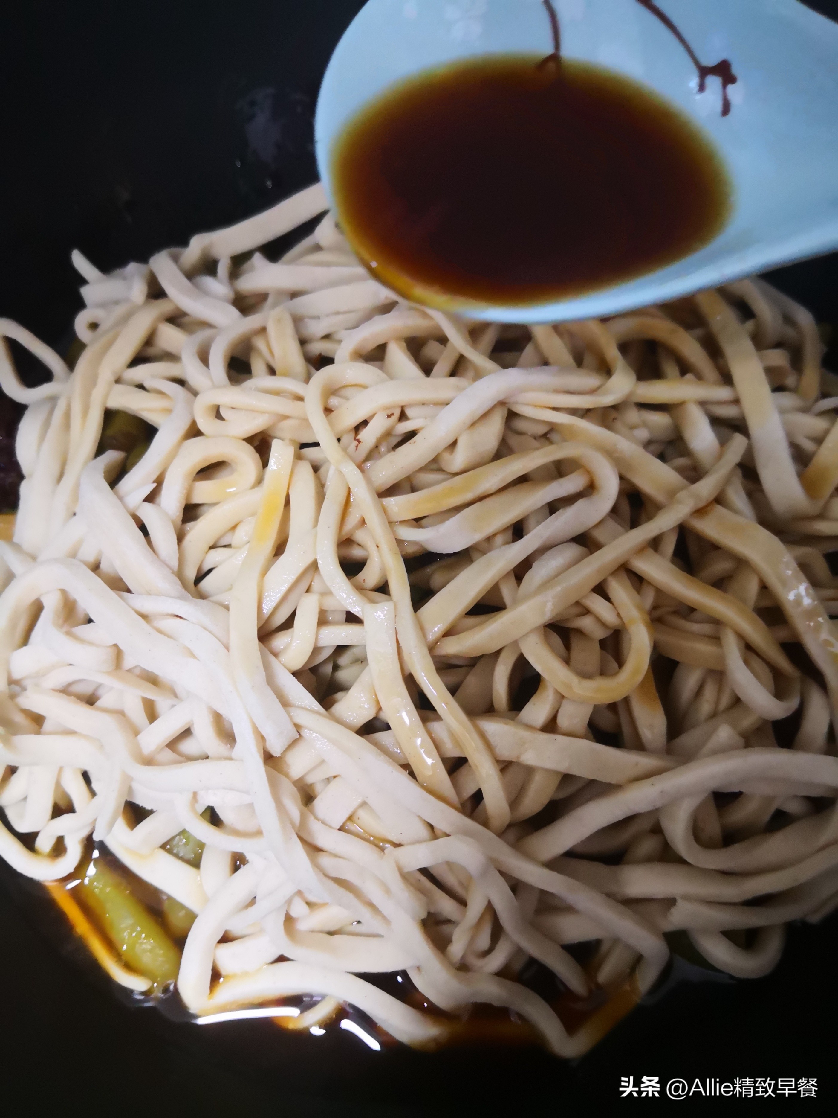 生面条做焖面怎么老是粘锅,焖面怎么做才能软烂不粘锅