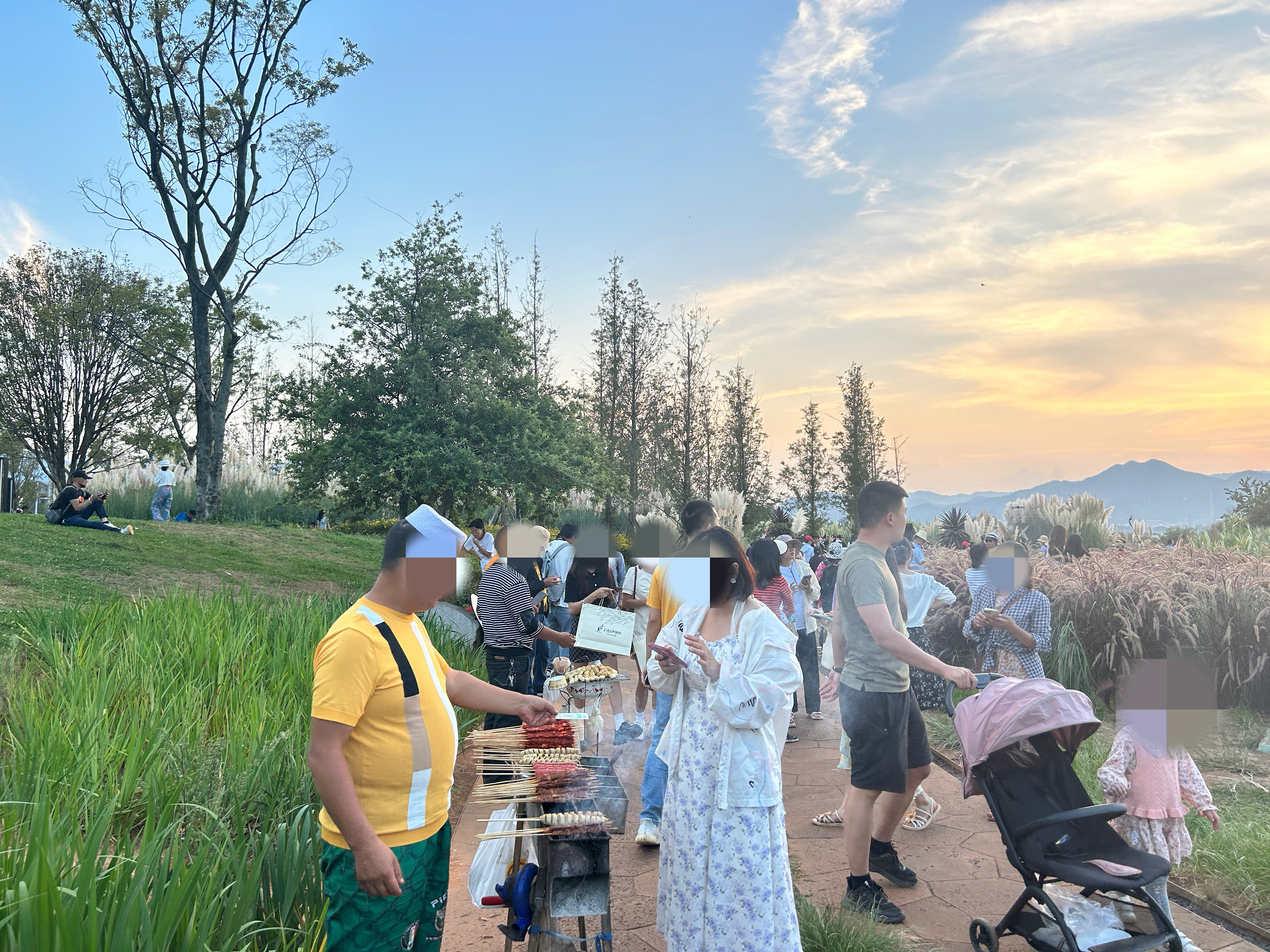 曝光台践踏草坪,不文明曝光台踩踏草坪