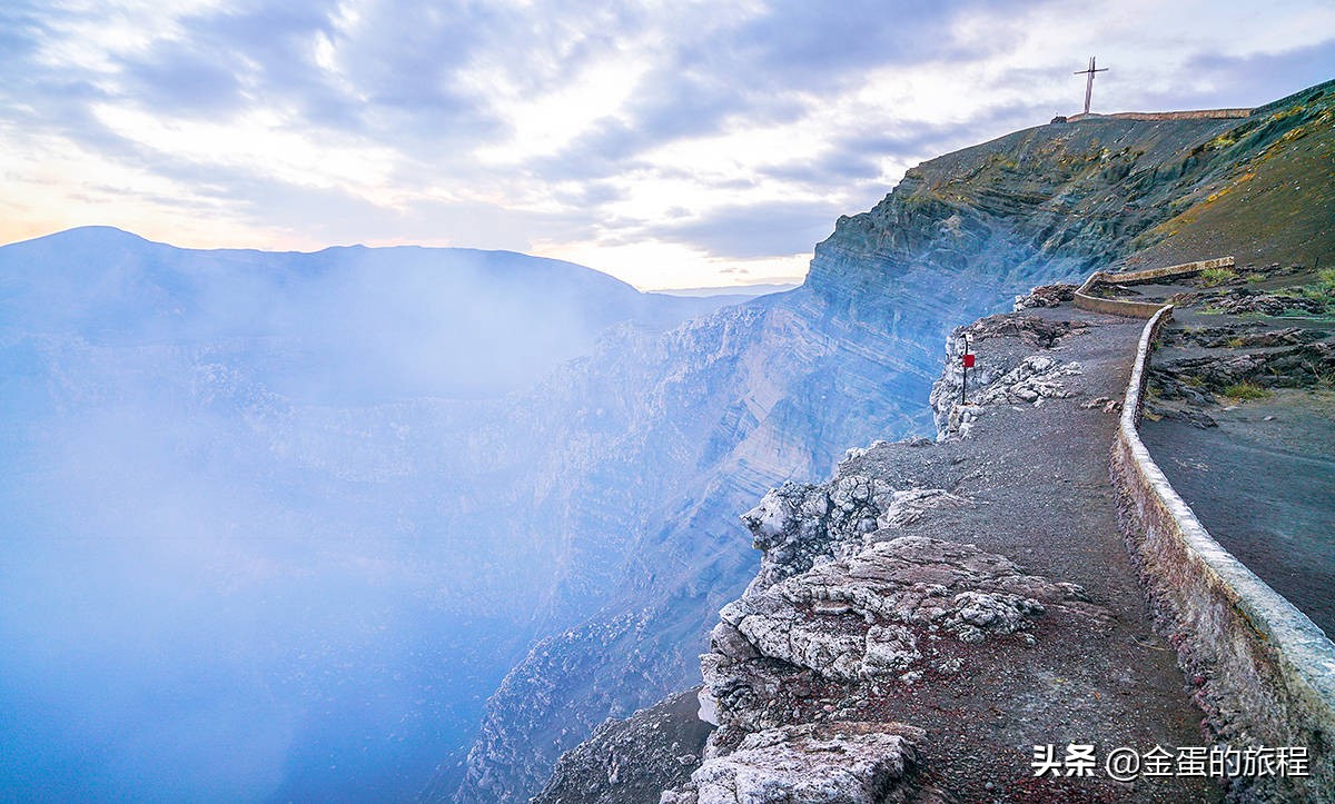 开汽车上活火山口,停车就能见到熔岩湖,这里是尼加拉瓜的马萨亚