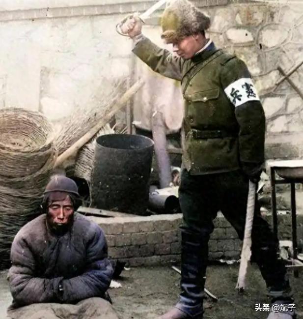 卑鄙龌龊老照片：*楼青**女子妖娆多姿，妇女露胸喂奶被孩子撕扯衣服