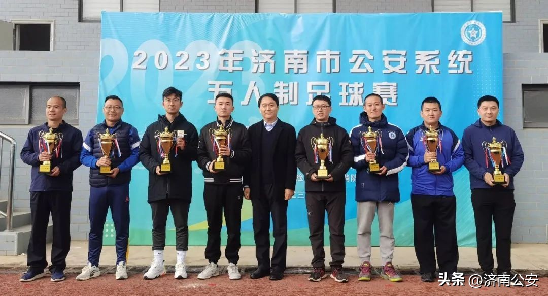 瞧瞧～警察队伍里的“足球小子”！