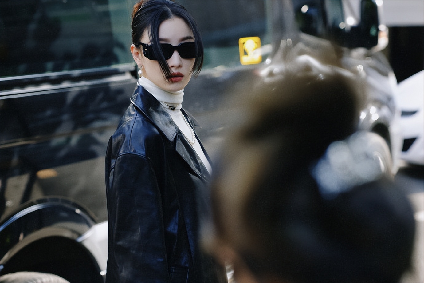 刘雯和倪妮在首尔街头争艳！一个惊艳气场强大，一个酷飒风情十足