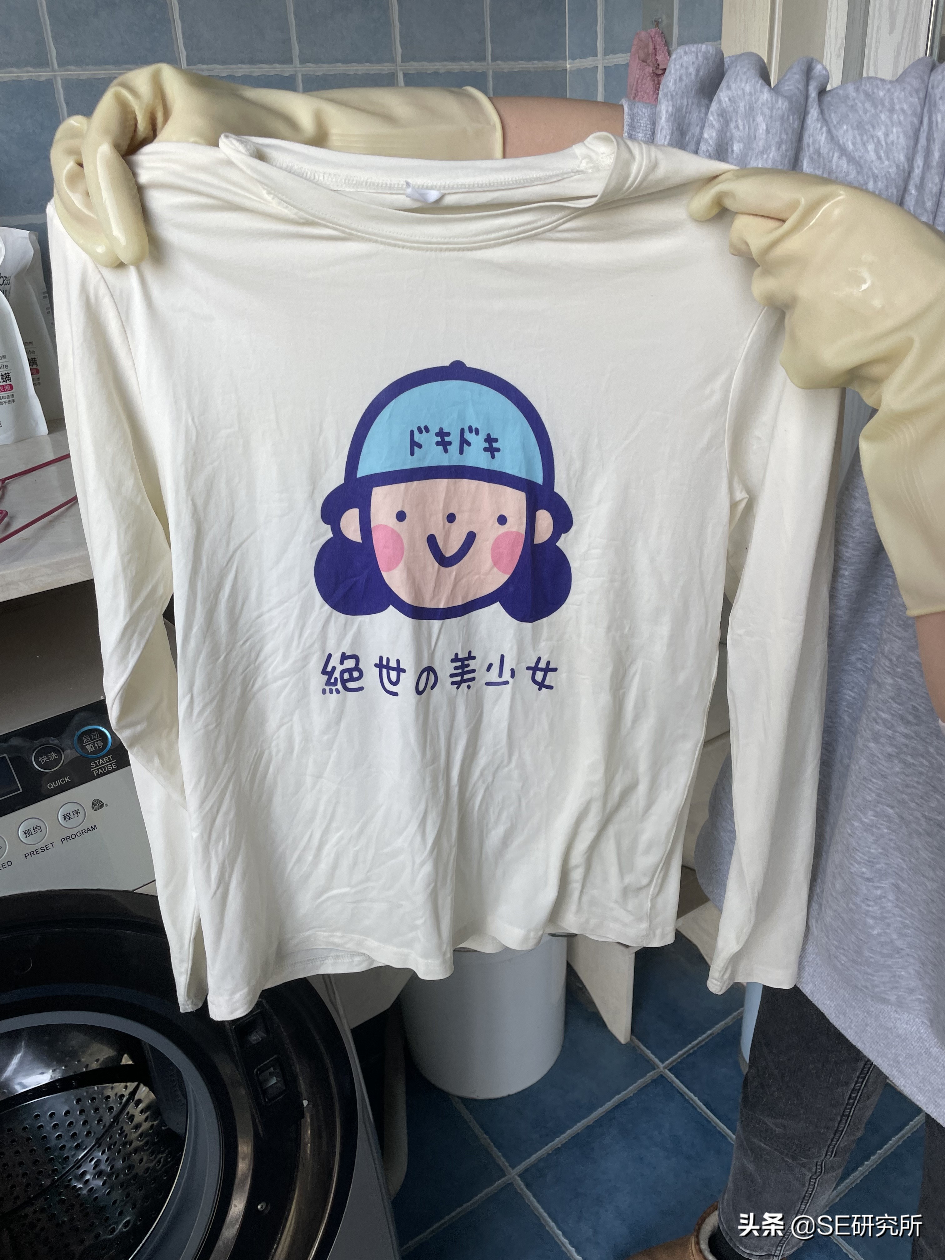 白色衣服漂白水变粉红了,白色衣服漂白后变粉红怎么回事